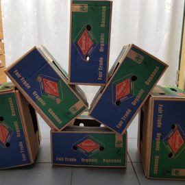 Weltladen verschenkt Kisten aus Holz und Karton