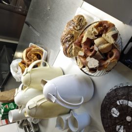 Treffen der Weltladen-Mitarbeiterinnen mit Kaffee und Kuchen